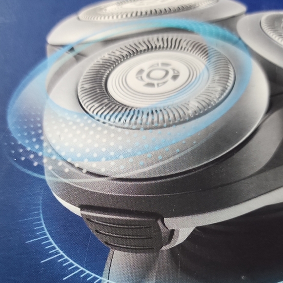 Philips Norelco Shaver 5000X - Black and Gray - Picture 11 of 15